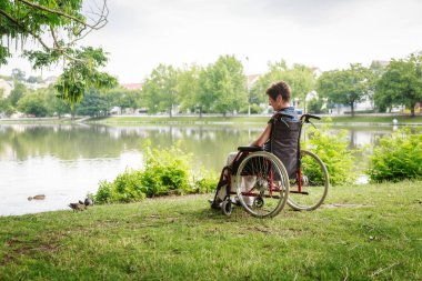 Tekerlekli sandalyede kadın kıdemli