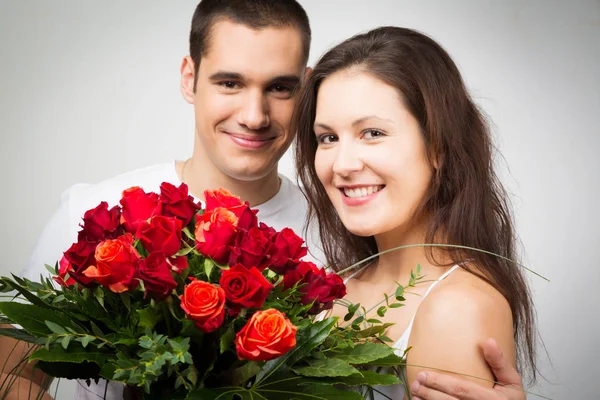 Happy Ημέρα του Αγίου Βαλεντίνου ζευγάρι κρατάει μπουκέτο τριαντάφυλλα — Φωτογραφία Αρχείου