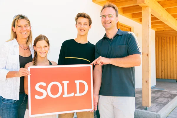 Rodzina sprzedaży domu — Zdjęcie stockowe
