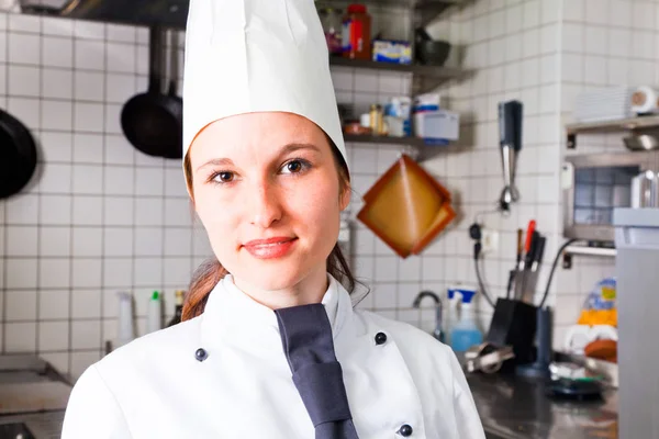 Köchin in der Küche — Stockfoto