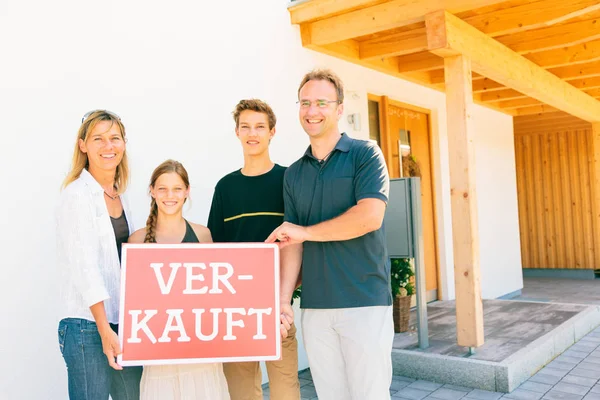ドイツの家族が彼らの家を販売 — ストック写真