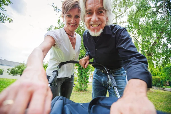 Avós olhando para seu neto — Fotografia de Stock