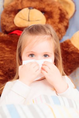 Hasta kız onun burun üfleme