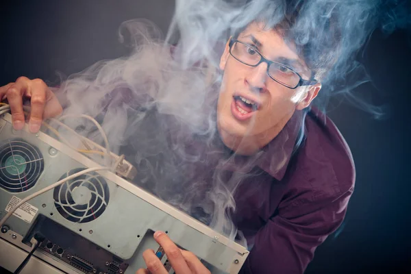 С дымом, выходящим из его компьютера — стоковое фото