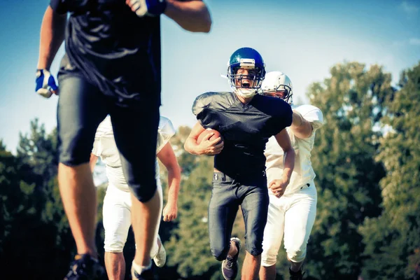 Joueurs de football américain en cours d'exécution — Photo