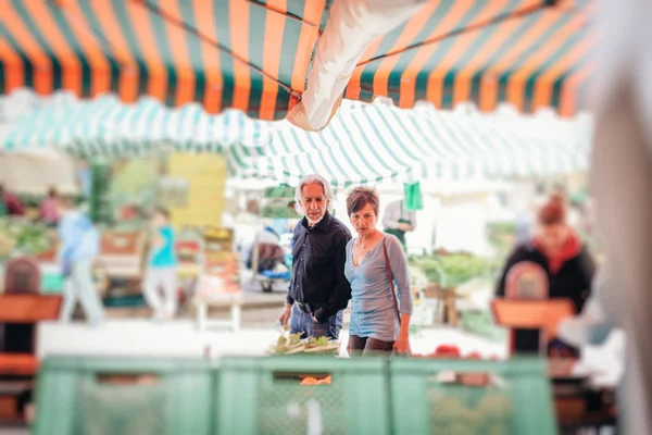 Пара пожилых людей на рынке фермеров — стоковое фото