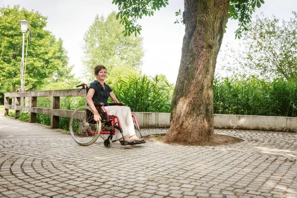 坐轮椅的高级人 — 图库照片