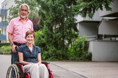 Tekerlekli sandalyede üst düzey insanlar