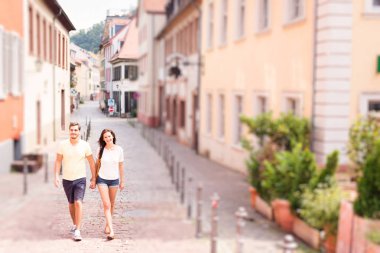 Gençler şehirde iyi vakit geçiriyor.