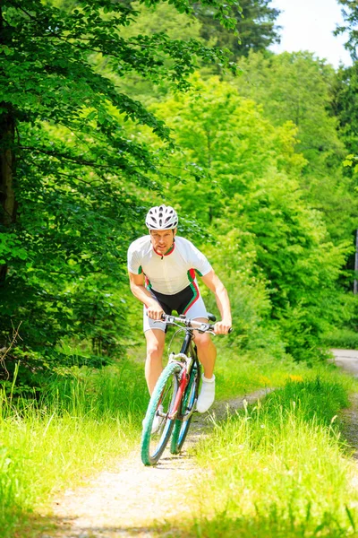 Joven montando su bicicleta de montaña — Foto de Stock
