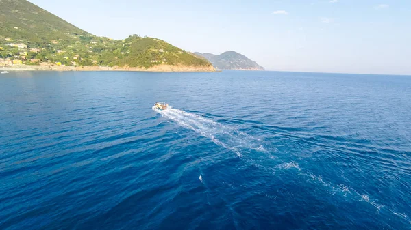 Kleine vissersboot op weg naar Bonassola, Cinque Terre, Italië — Stockfoto