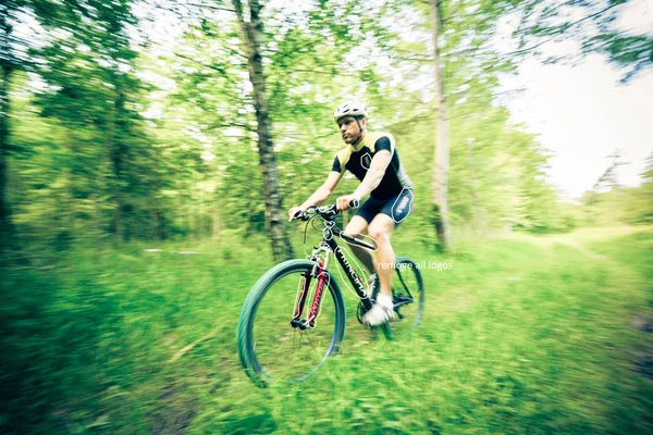 Joven montando su bicicleta de montaña — Foto de Stock