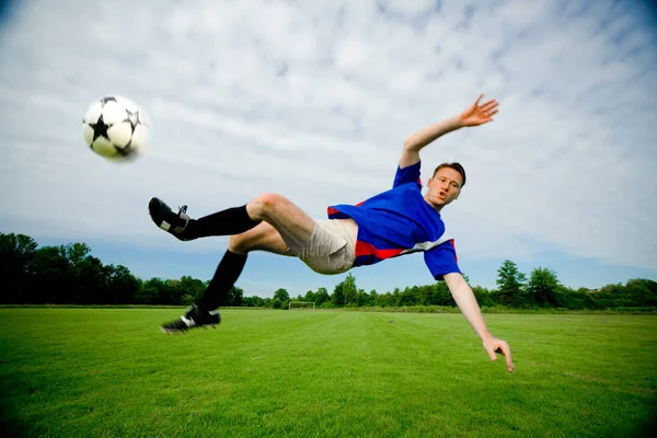 Muž hrající fotbal — Stock fotografie