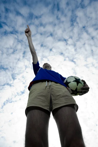 Homem jogando futebol — Fotografia de Stock