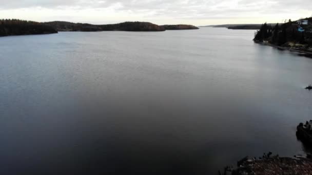 Ville sur la rivière en Russie de l'air au coucher du soleil. Carélie .
