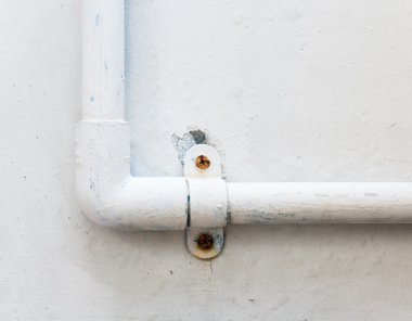 Duvardaki beyaz Pvc Boru.