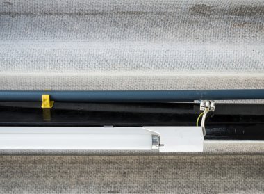 Elektrik teli ile beyaz Floresan ampul.