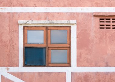 Ahşap pencere kırık.