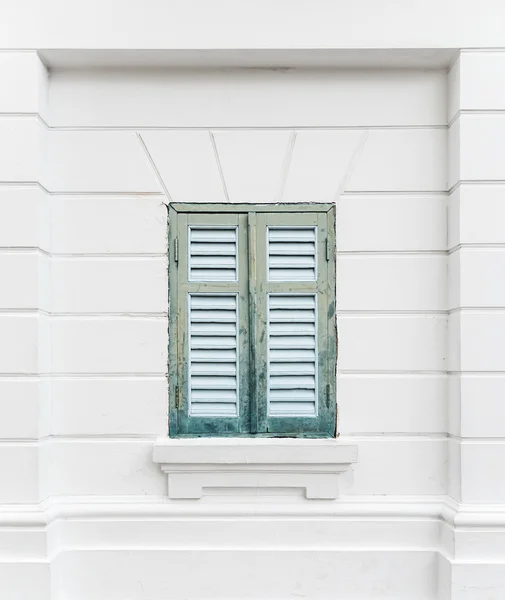 Grüne Holzfenster. — Stockfoto