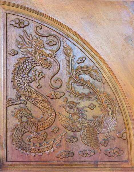 Dragon et paon sculptant . — Photo