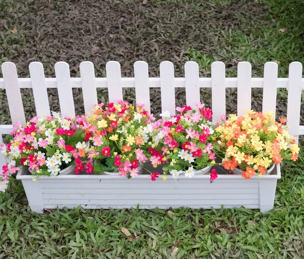 Bunte künstliche Blume. — Stockfoto