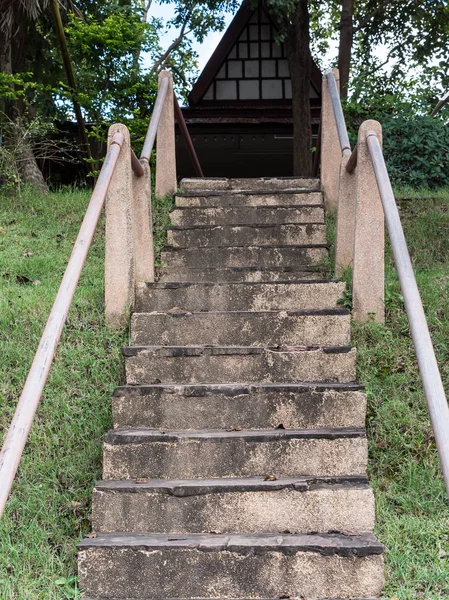 Ancien escalier avec rail métallique . — Photo
