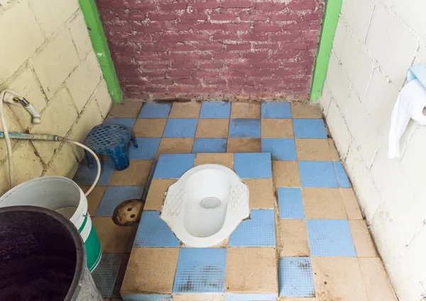 Brudne małe WC. — Zdjęcie stockowe