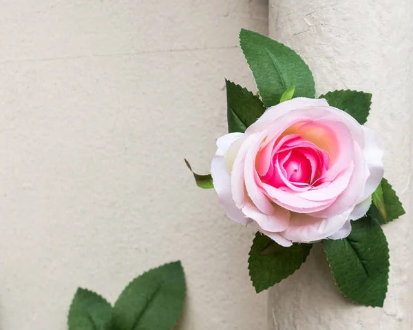 Kunstmatige roze roos. — Stockfoto