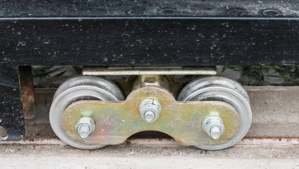 Nueva rueda de metal de la puerta de metal . — Foto de Stock