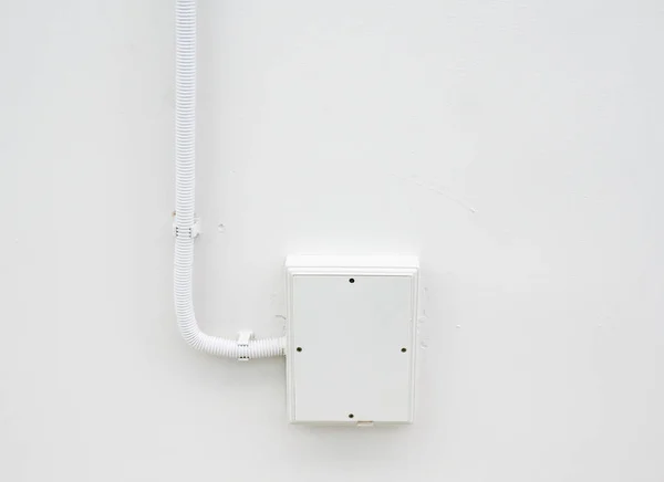 Caja eléctrica blanca con tubo largo . — Foto de Stock