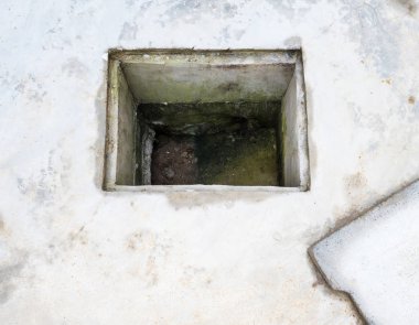 Beton kanalizasyon kapağı ile .