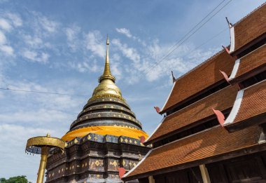 Eski büyük pagoda altın pinnacle ile.
