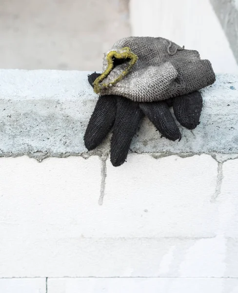 Handschuh aus schmutzigem Stoff. — Stockfoto