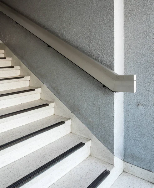 Escadaria de concreto velho com o trilho de metal . — Fotografia de Stock