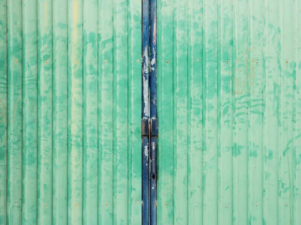 Vieille clôture métallique avec poignée en acier . — Photo