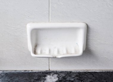 Leke ile kirli seramik sahibi.