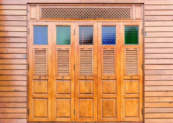 Сложное деревянное окно с красочным стеклом . — стоковое фото