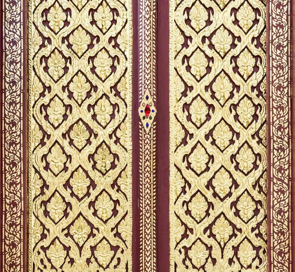 Porta esculpida em madeira com o padrão dourado . — Fotografia de Stock