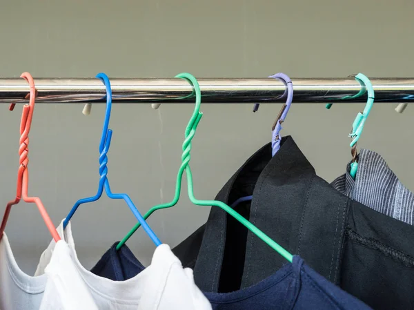 Färgglada plast hängare med skjorta. — Stockfoto