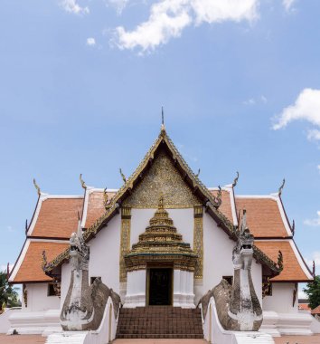 Ejderha heykeli ile küçük kilise.