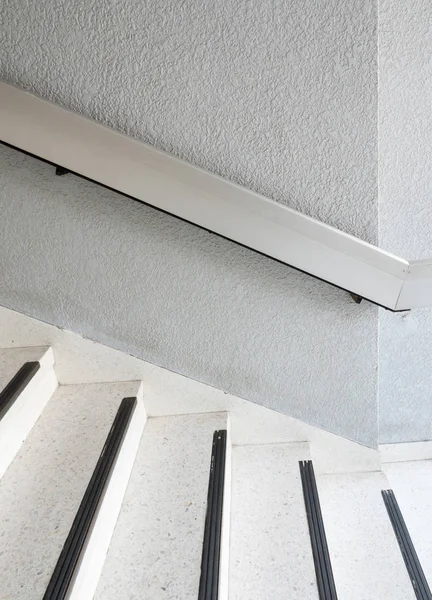 Kauçuk şerit ile beyaz merdiven. — Stok fotoğraf