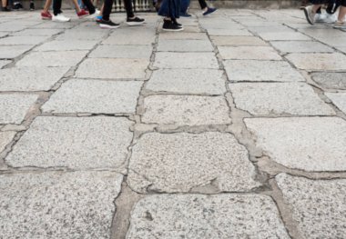 Taş yol walker ile döşeme..