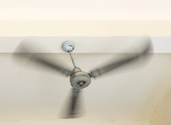 Vieux ventilateur de plafond se déplace . — Photo