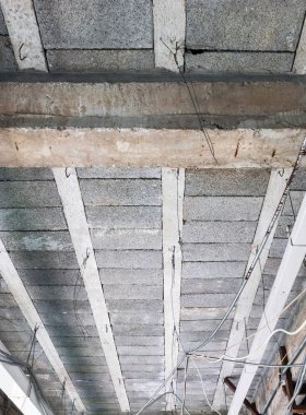 Bina yapısı ile metal boru.