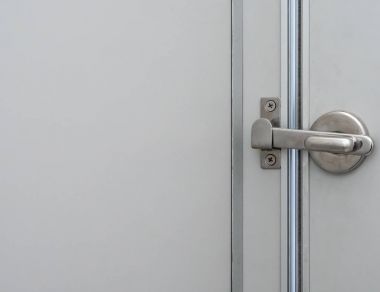 Kopya alanı ile metal kilitleme mandalı.