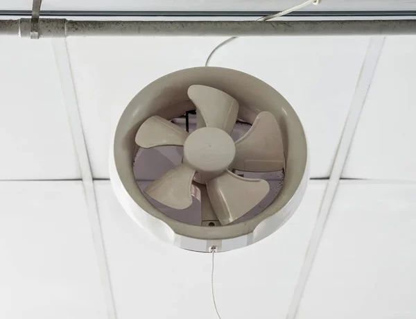 Ventilação plástica branca acima da porta . — Fotografia de Stock