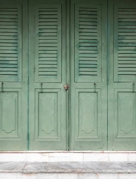 Portes pliantes en bois avec la petite serrure . — Photo