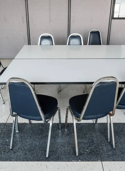 Metalen frame stoel met witte tabel. — Stockfoto