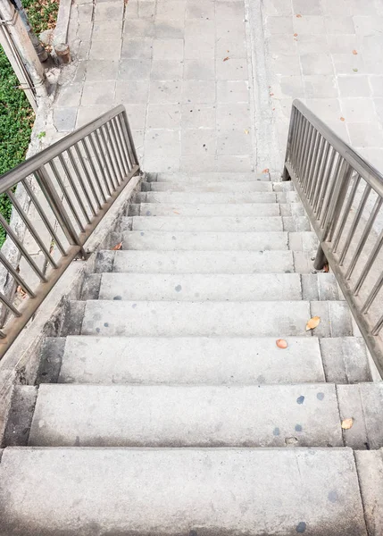 Stare betonowe schody z metalową poręczą. — Zdjęcie stockowe