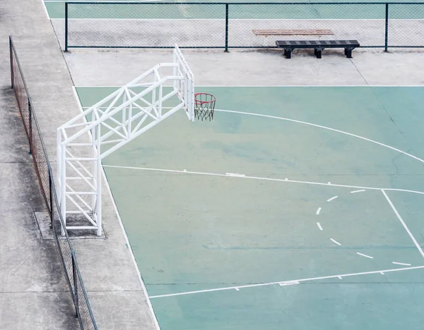 Campo de baloncesto vacío con la cerca vieja . — Foto de Stock